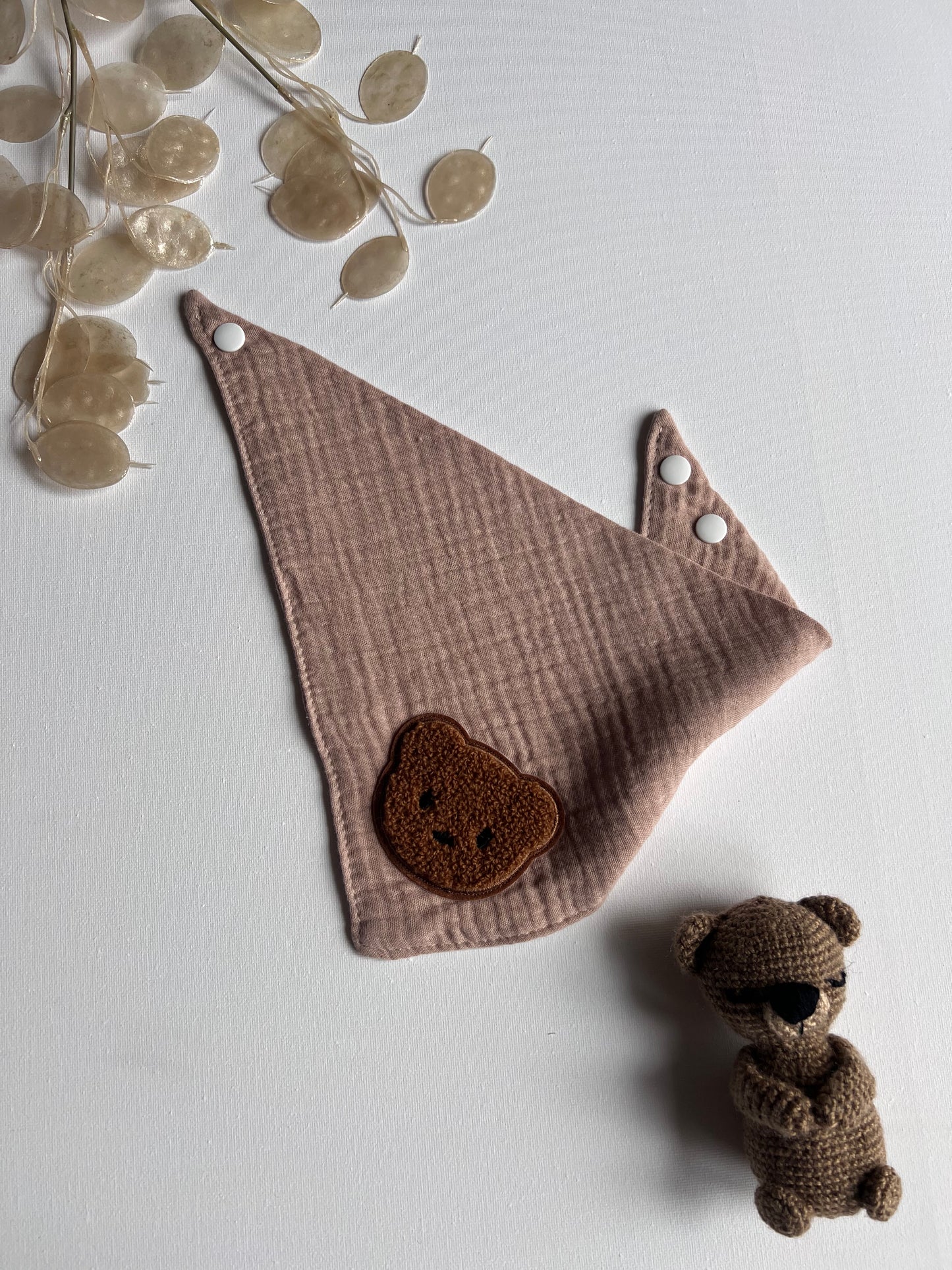 Dreiecktuch taupe mit Bärchen-Patch