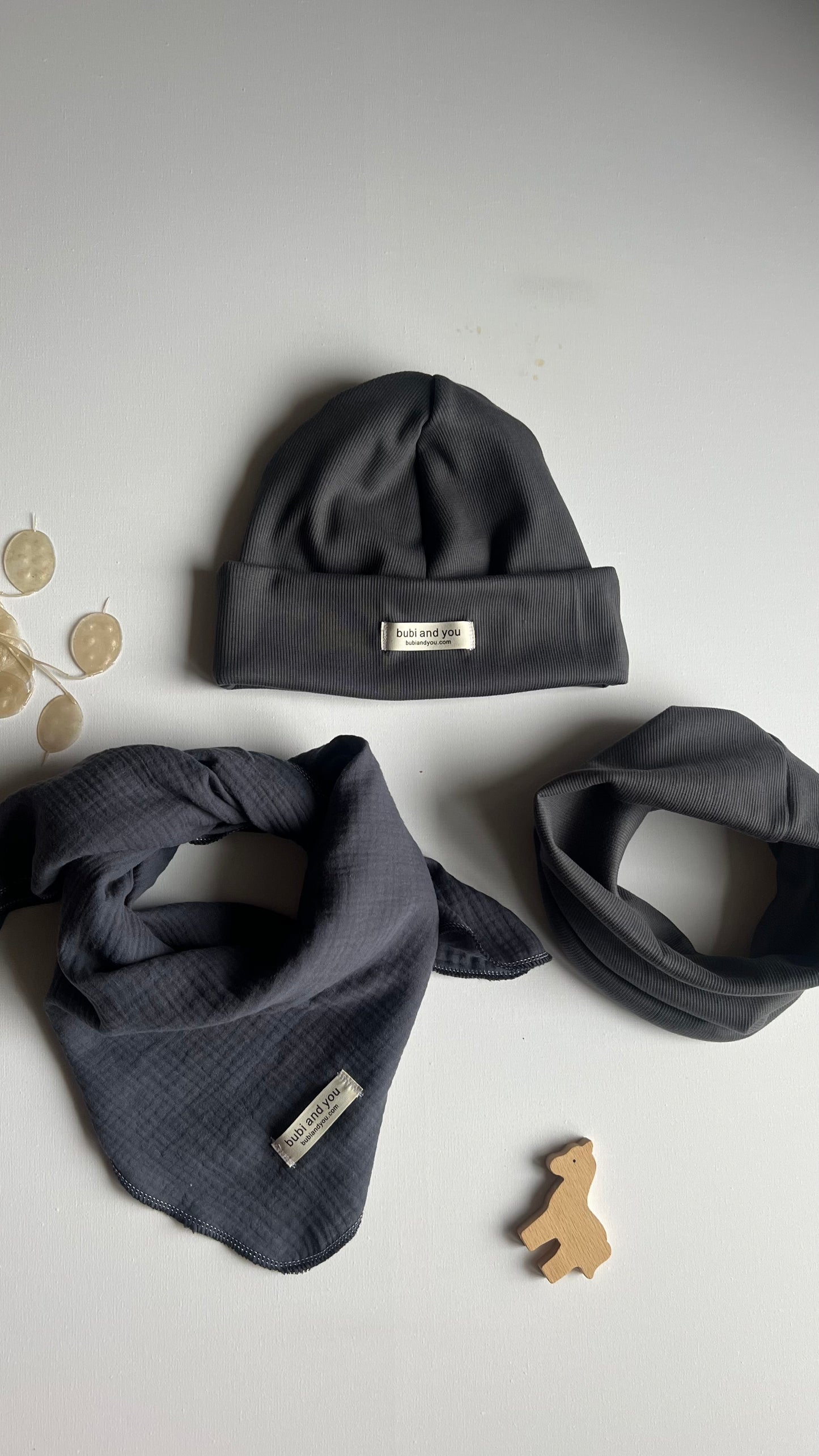 BEANIE MIT SCHAL- black