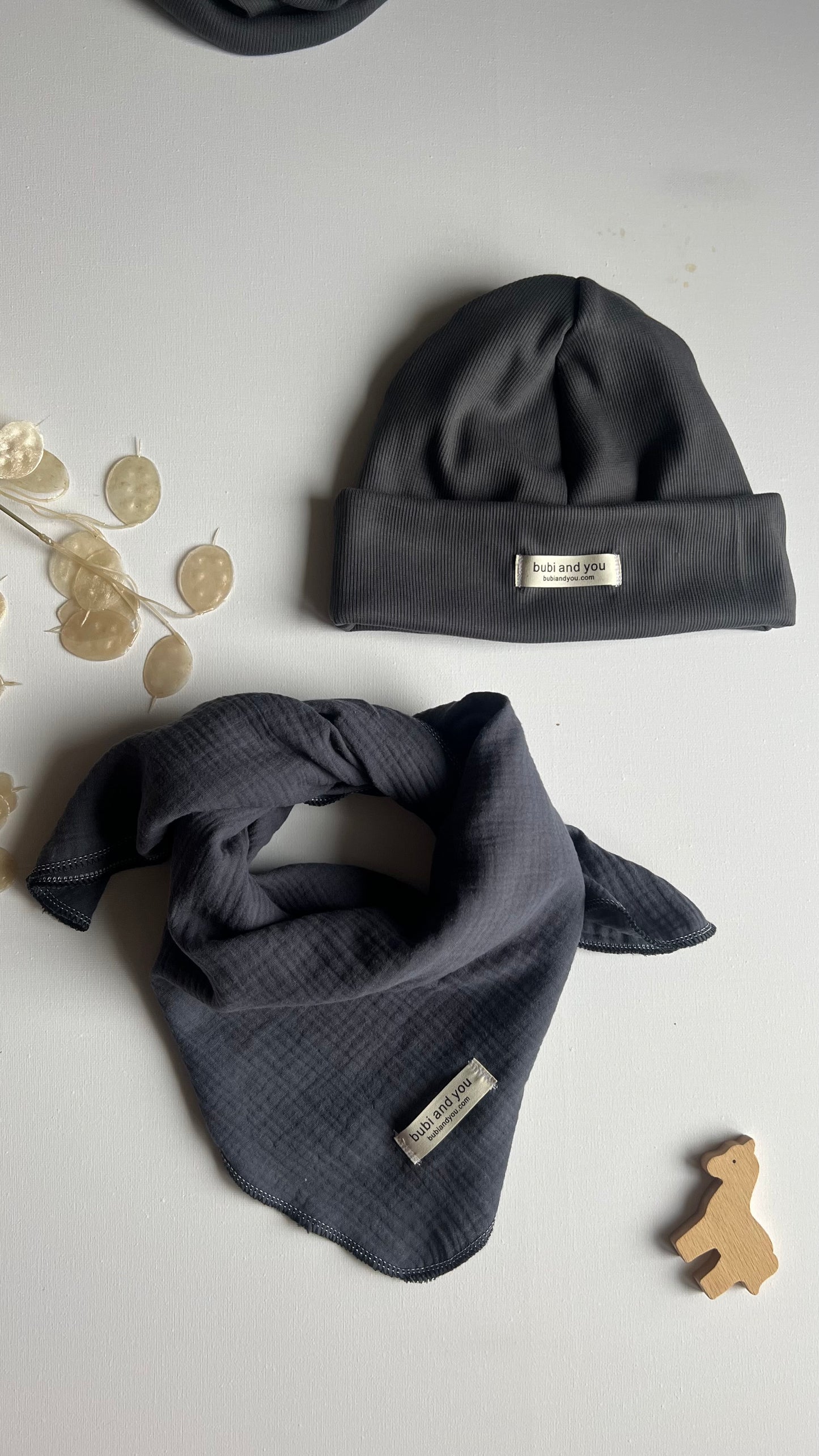 BEANIE MIT SCHAL- black