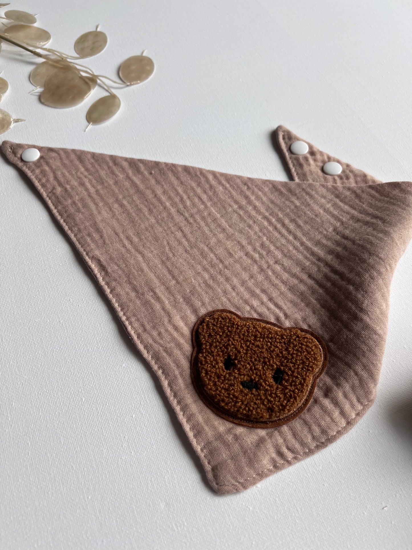 Dreiecktuch taupe mit Bärchen-Patch