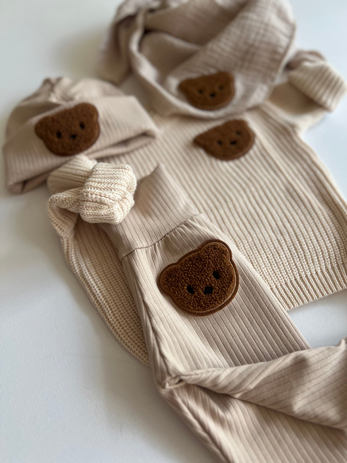 Mitwachsende Bärchen Hose aus Breitripp in Hellbeige mit Beanie und Musselintuch
