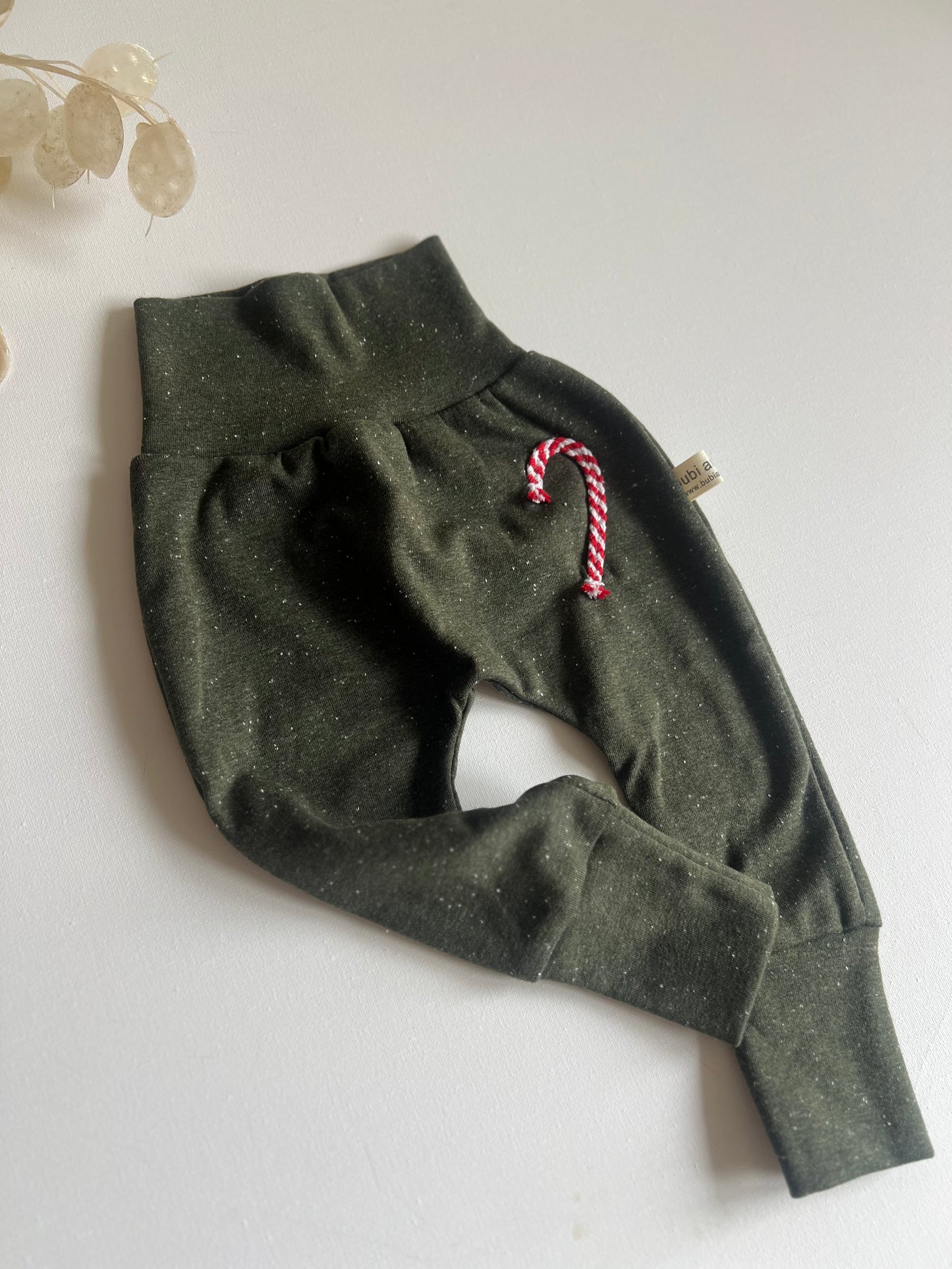 Weihnachtliche Kinderhose in Dunkelgrün mit Zuckerstangen-Applikation und langen Mitwachsbündchen