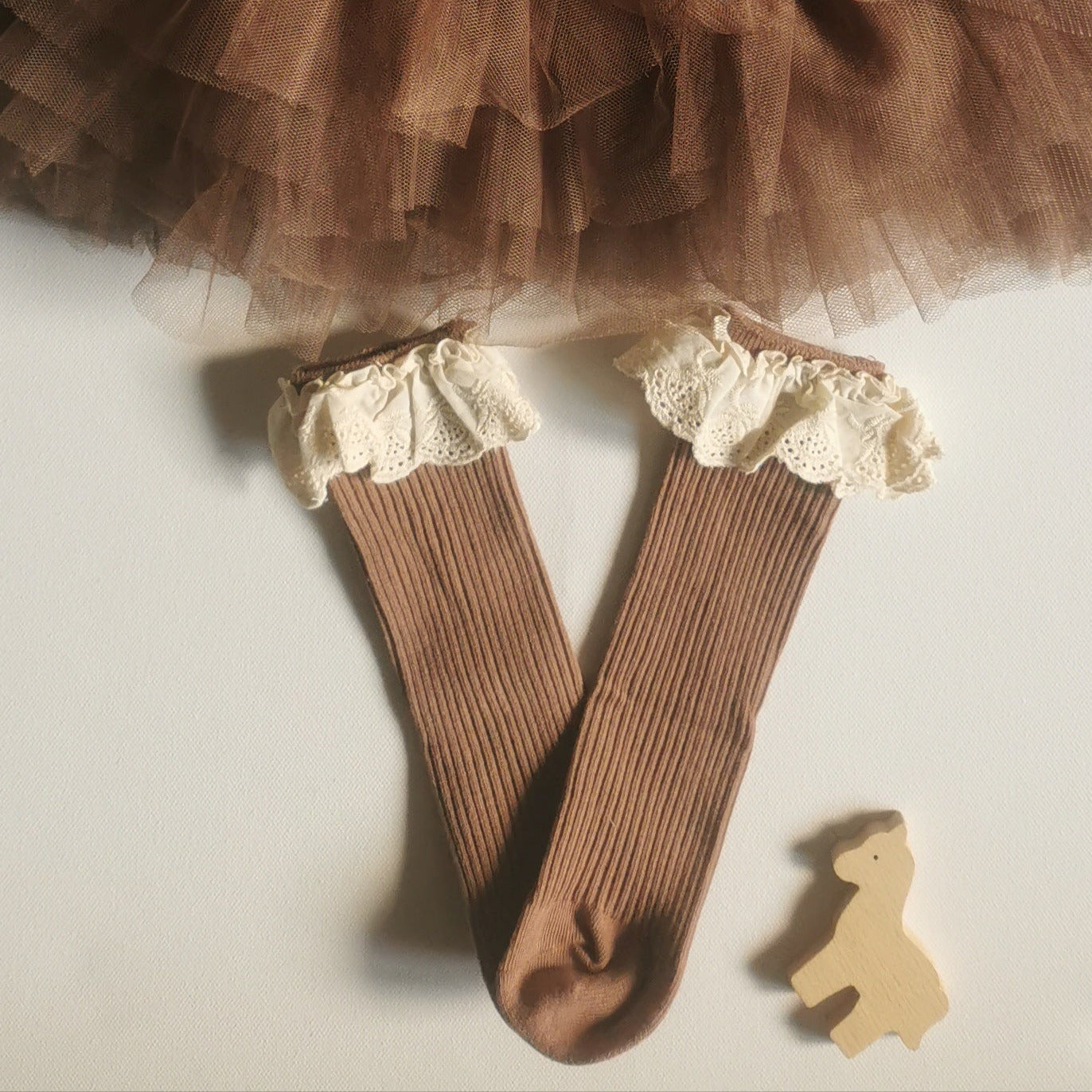 SOCKEN MIT RÜSCHE taupe