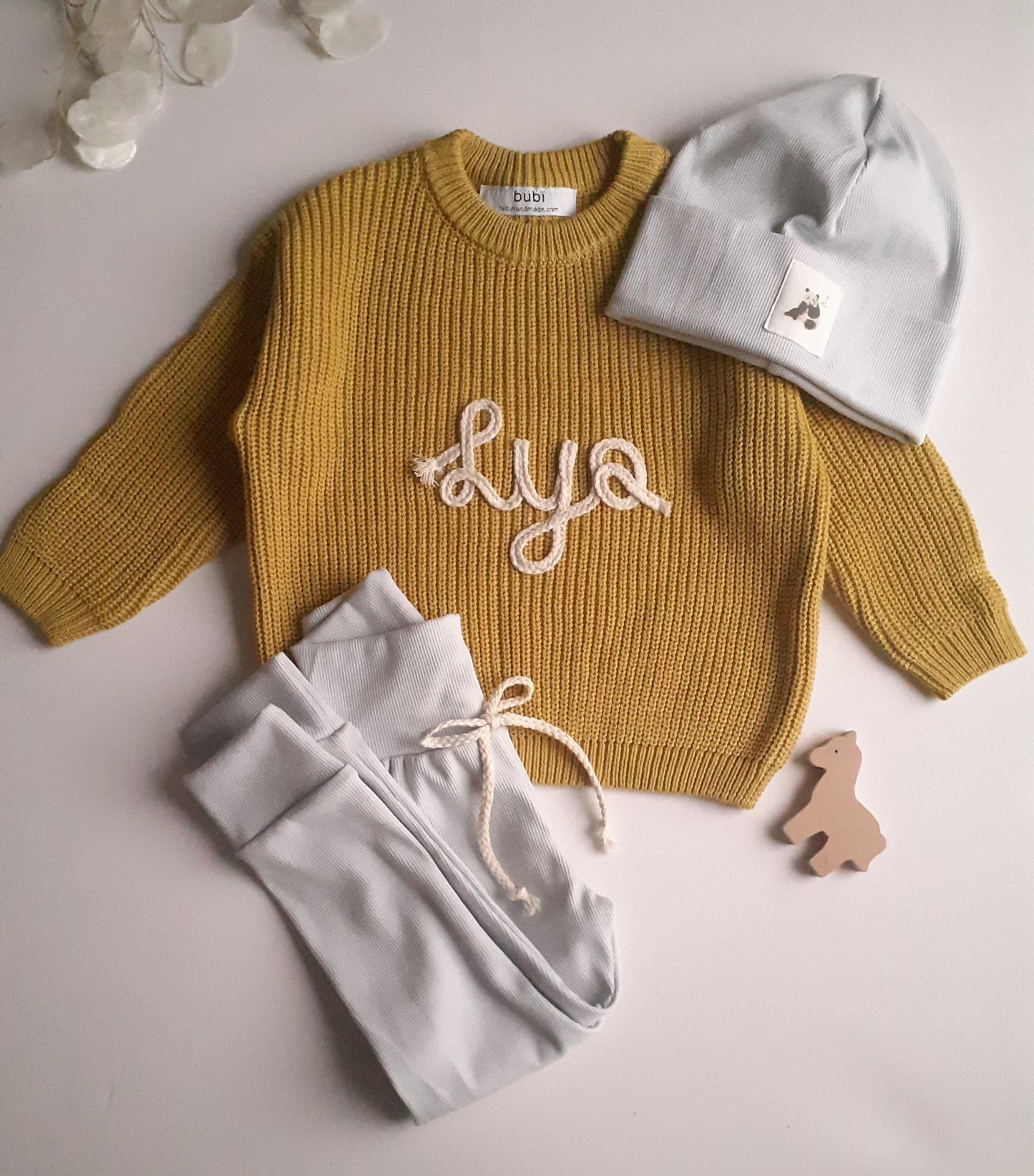 Personalisierter Baby- und Kinderpullover mit Namen, Motiv oder Wort, Namenspullover, Geschenk zur Geburt, Geburtstag, Taufe, senf