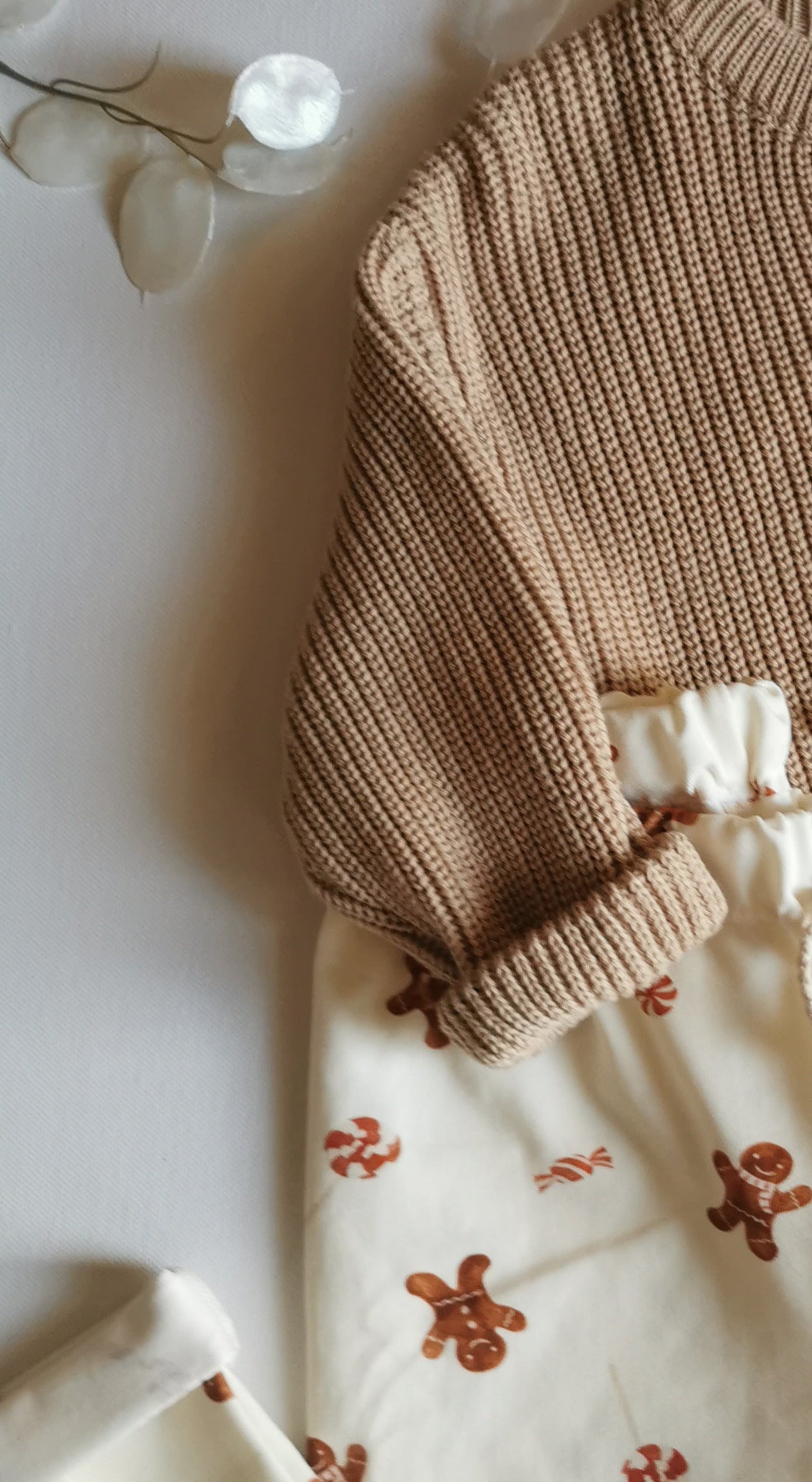 Personalisierter Baby- und Kinderpullover mit Namen, Motiv oder Wort, Namenspullover, Geschenk zur Geburt, Geburtstag, Taufe, karamel