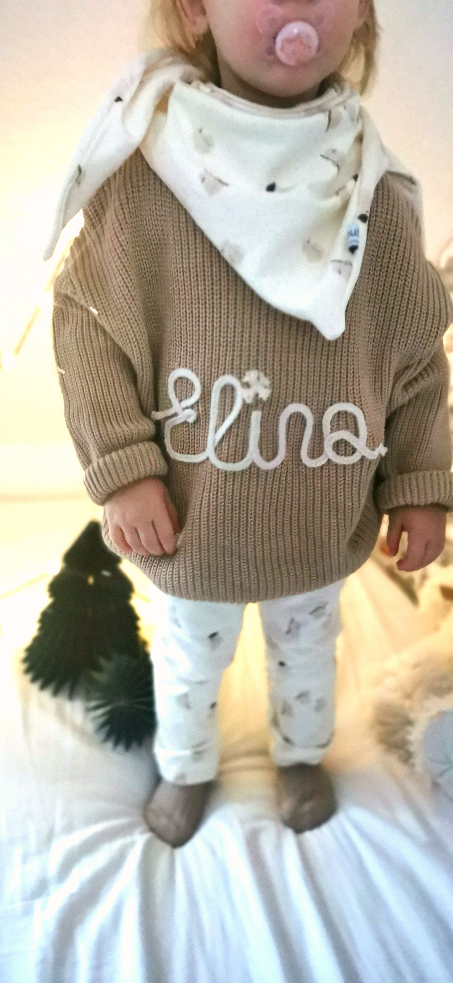 Personalisierter Baby- und Kinderpullover mit Namen, Motiv oder Wort, Namenspullover, Geschenk zur Geburt, Geburtstag, Taufe, karamel