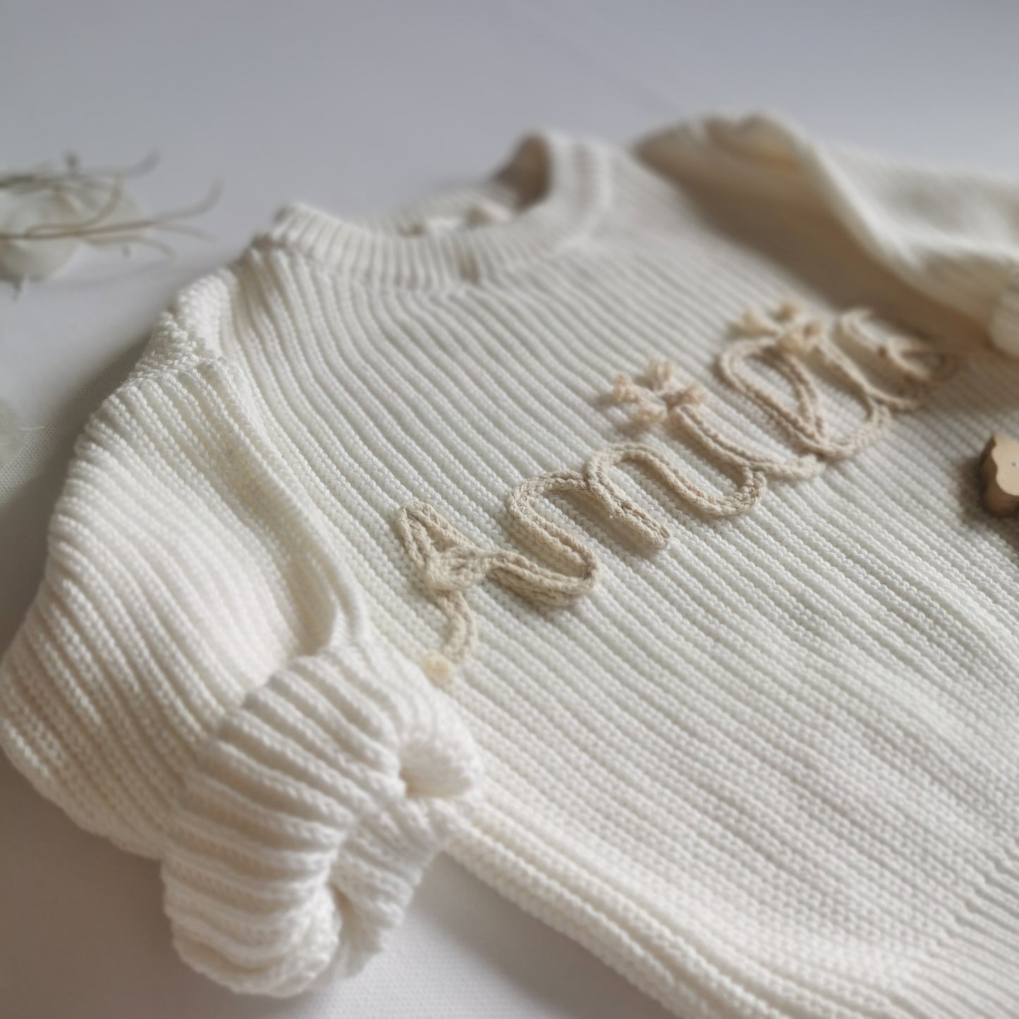 Personalisierter Baby- und Kinderpullover mit Namen, Motiv oder Wort, Namenspullover, Geschenk zur Geburt, Geburtstag, Taufe weiss