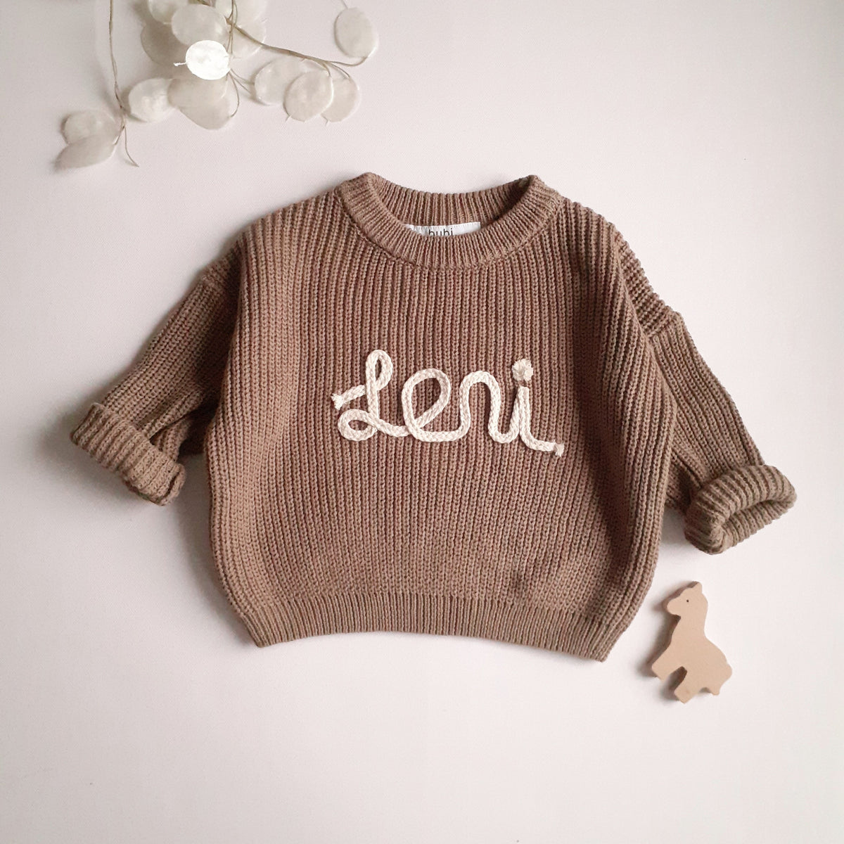 Personalisierter Strickpullover mit Namen in Taupe – Produktansicht
