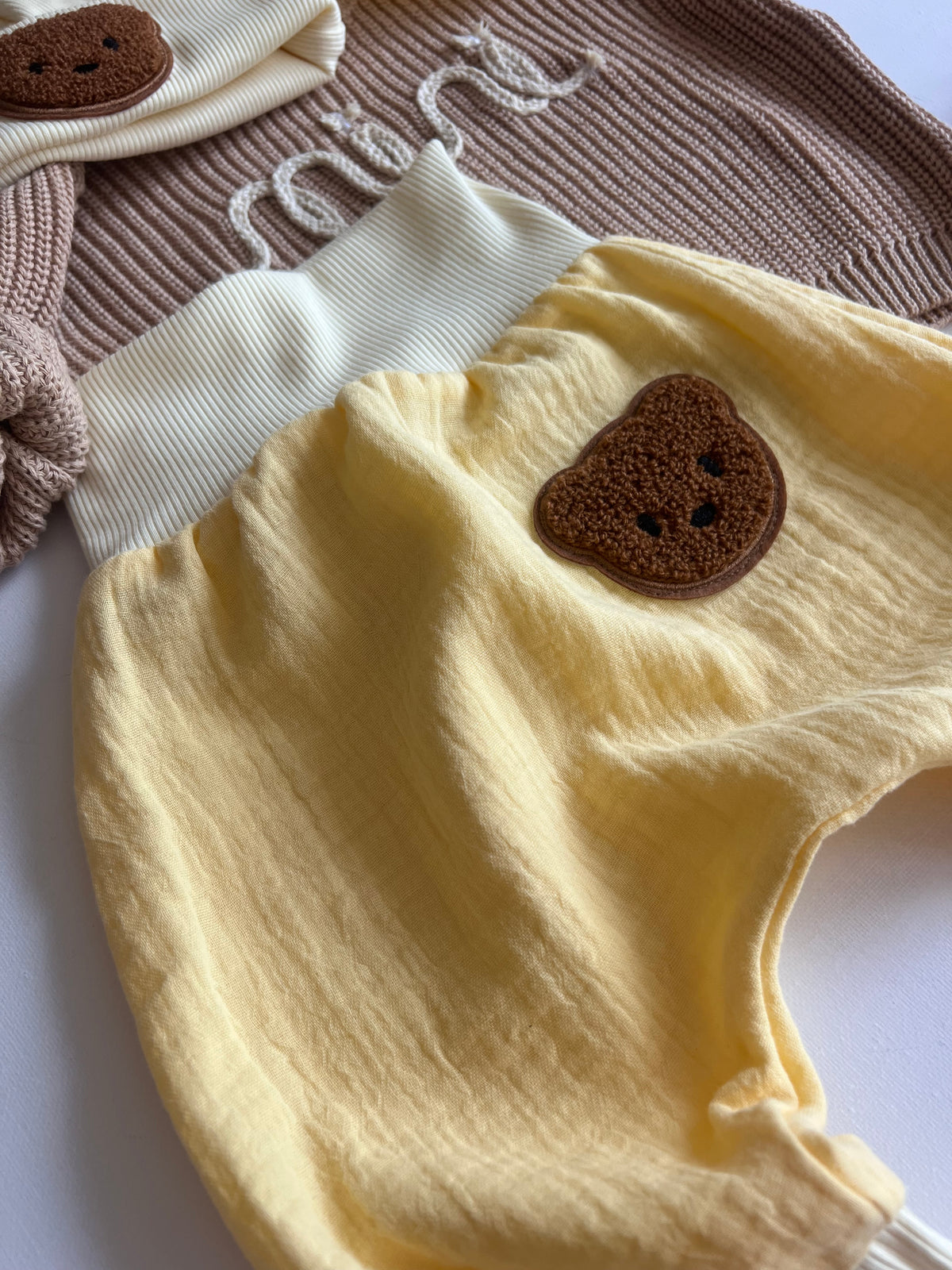 Gelbe Musselin Kinderhose mit Bärchen-Patch und Mitwachsbündchen