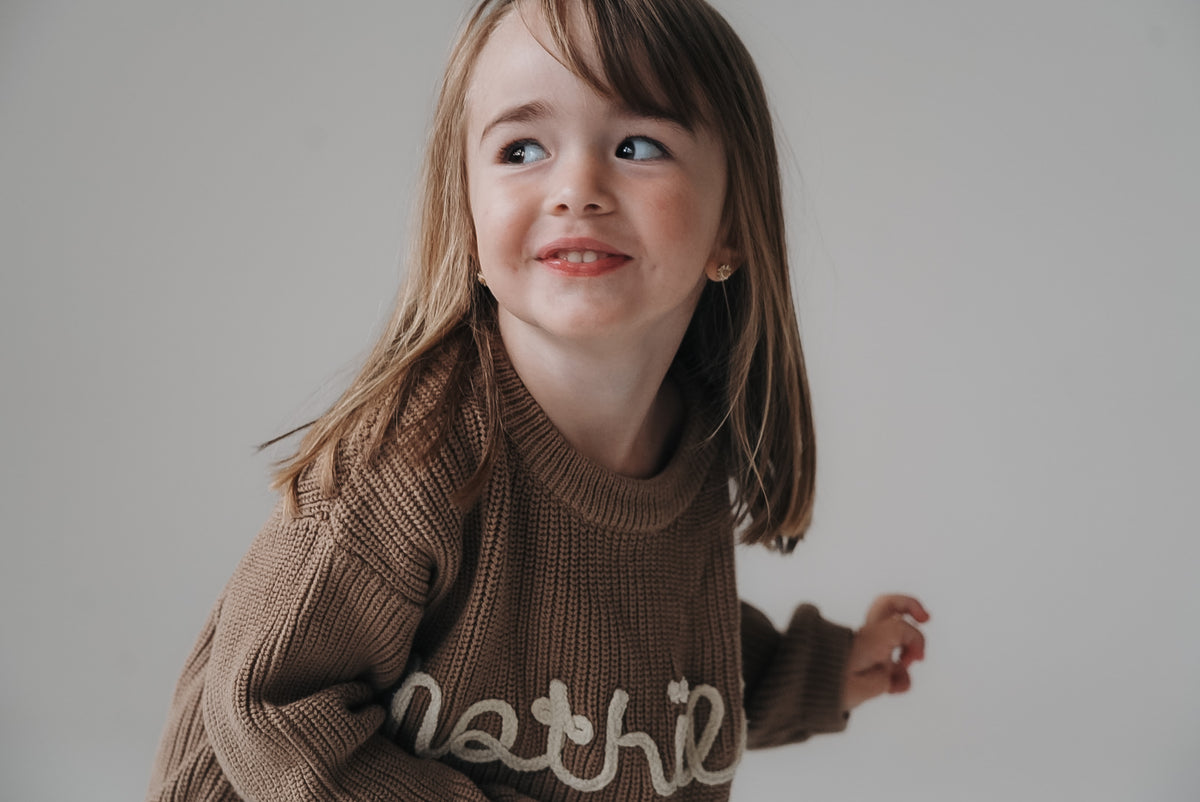 Personalisierter Kinder-Strickpullover mit Namen in Taupe – getragen