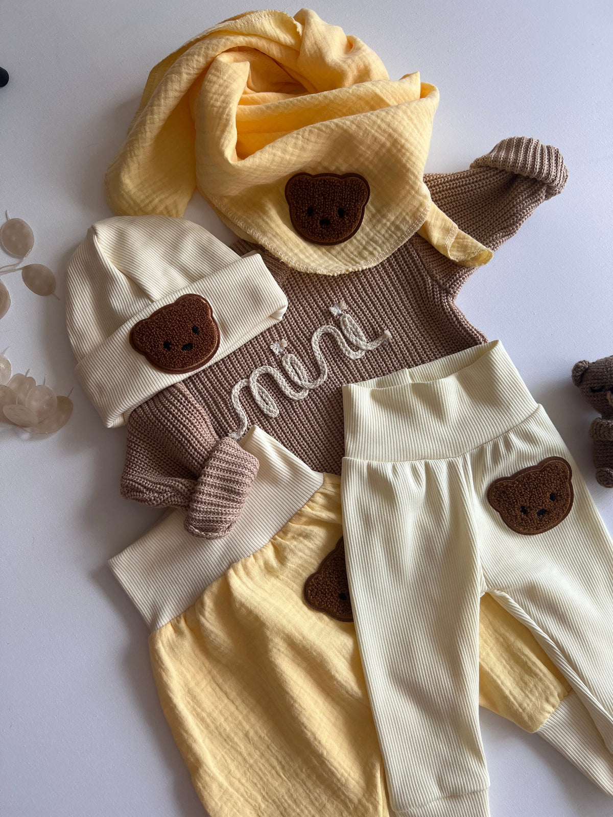 Bärchen Outfit in Gelb und Butter Yellow mit Musselin Hose und passenden Accessoires