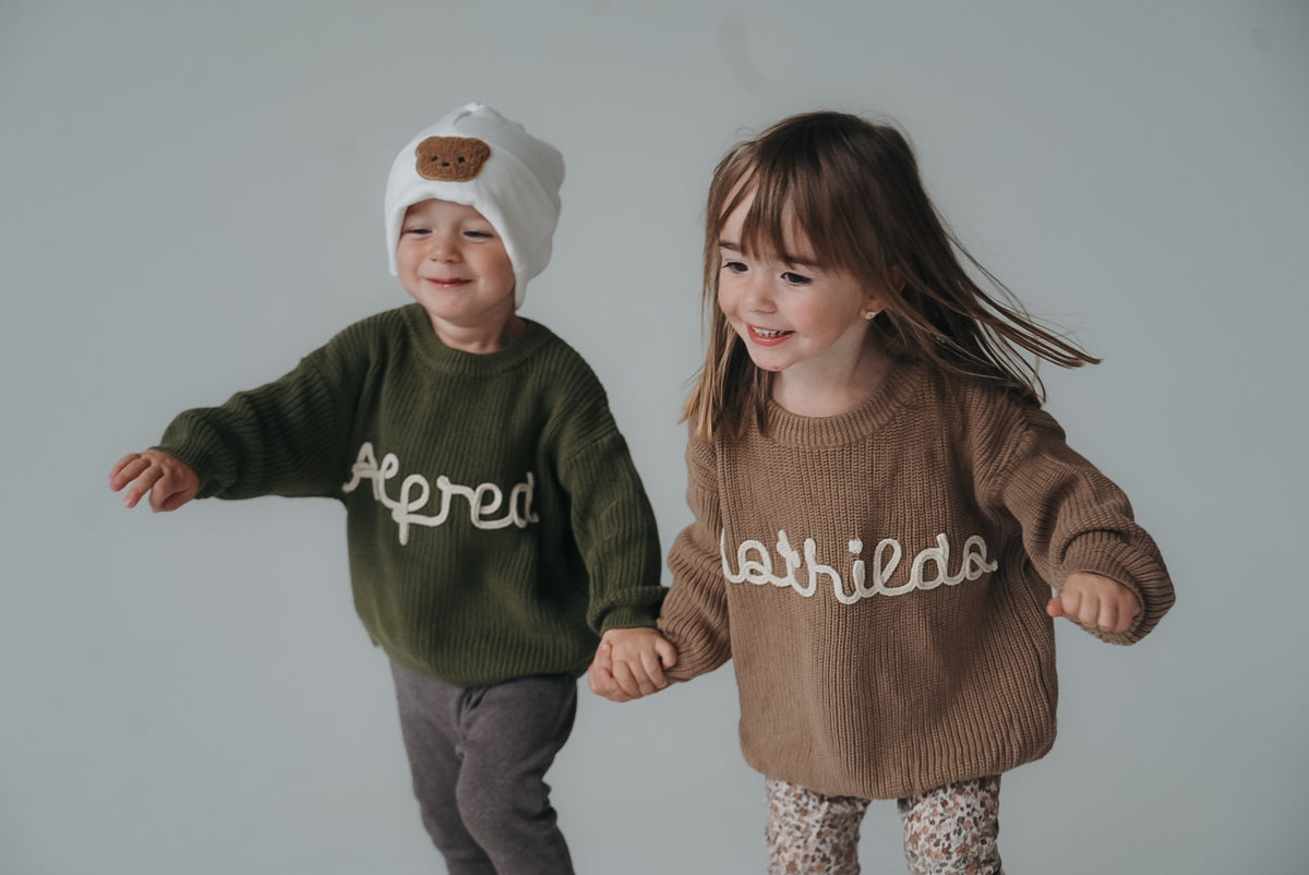 Personalisierte Strickpullover für Kinder in Taupe und Waldgrün
