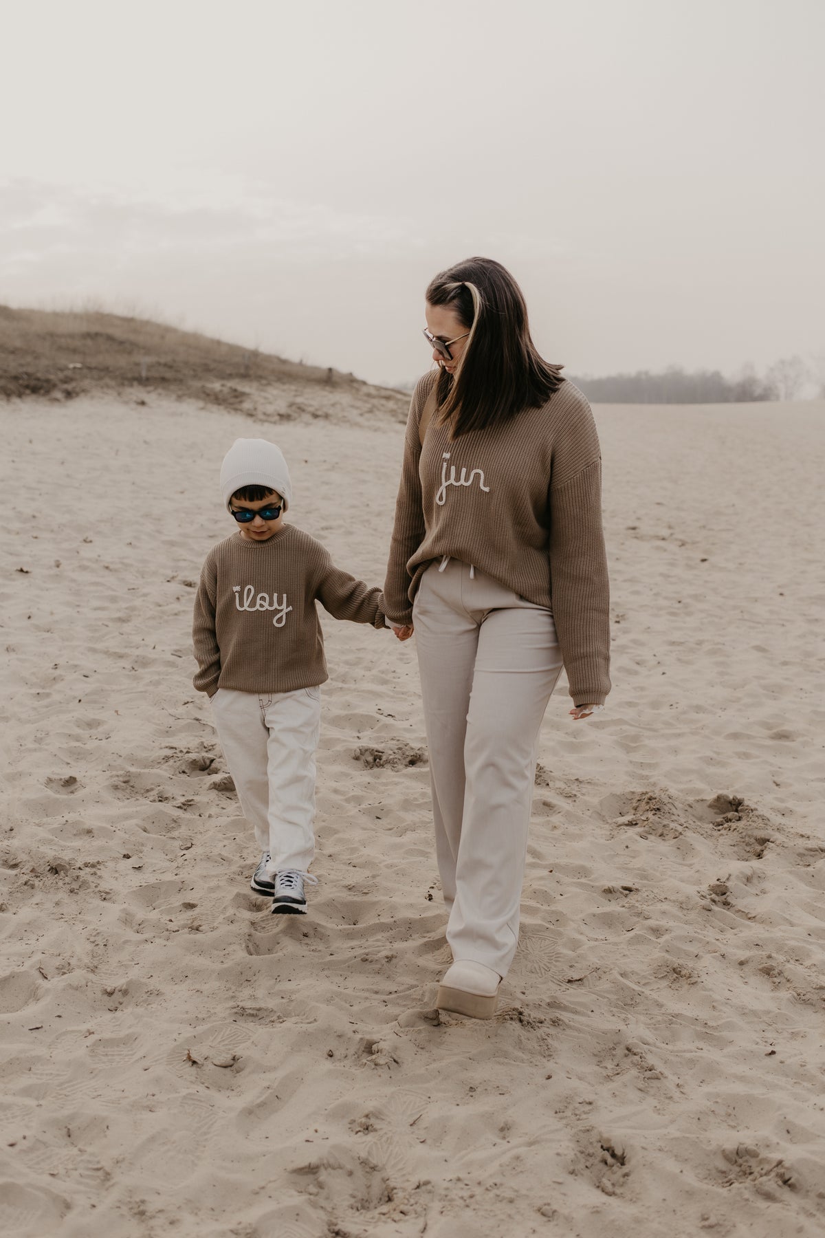 Mama und Kind mit personalisierten Strickpullovern in Taupe
