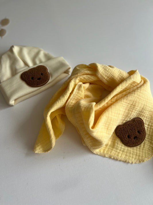 Beanie in Butter Yellow und gelbes Musselintuch mit Bärchen-Patch