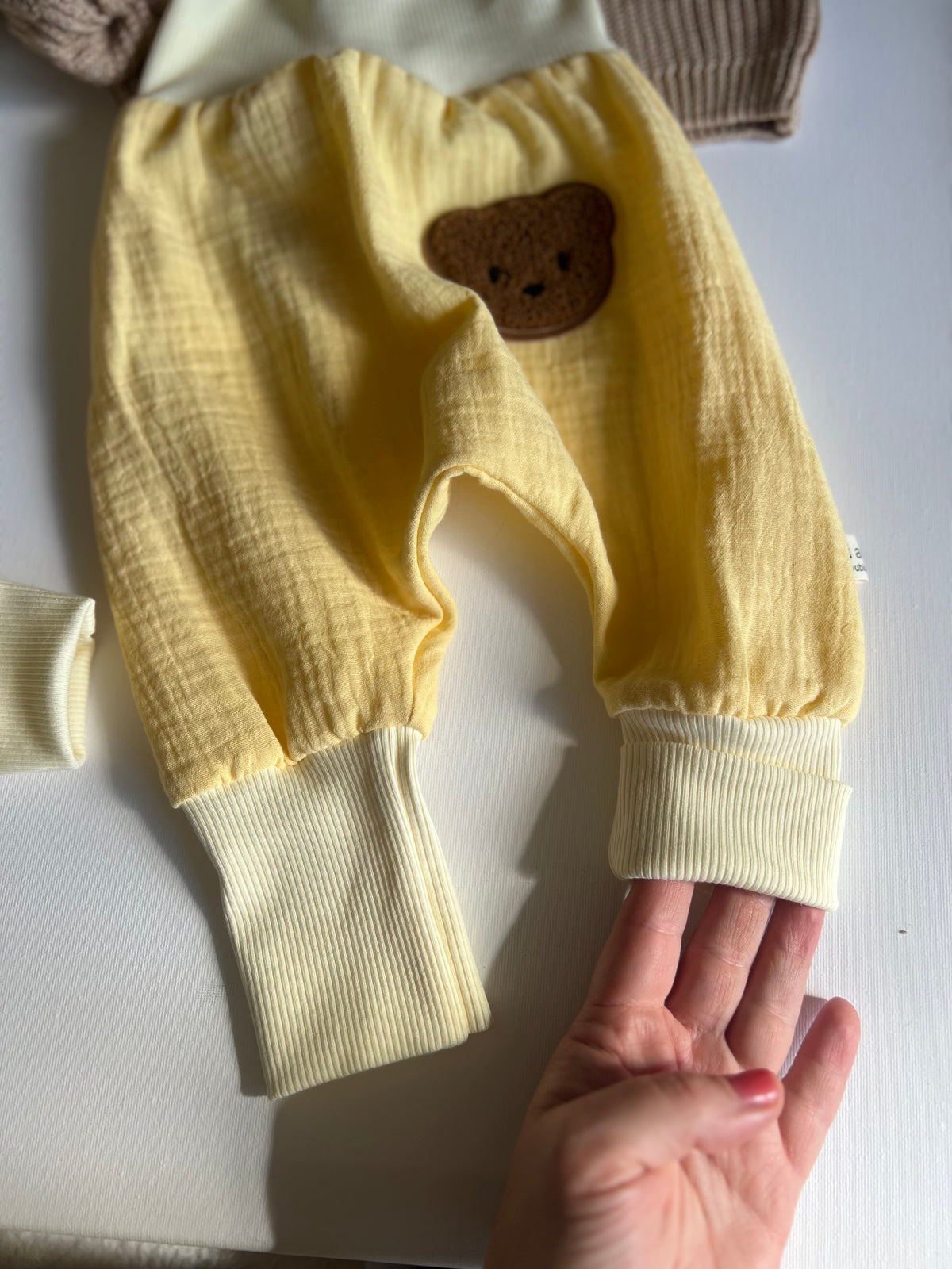 Mitwachsende Musselin Hose in Gelb mit langen Bündchen in Butter Yellow