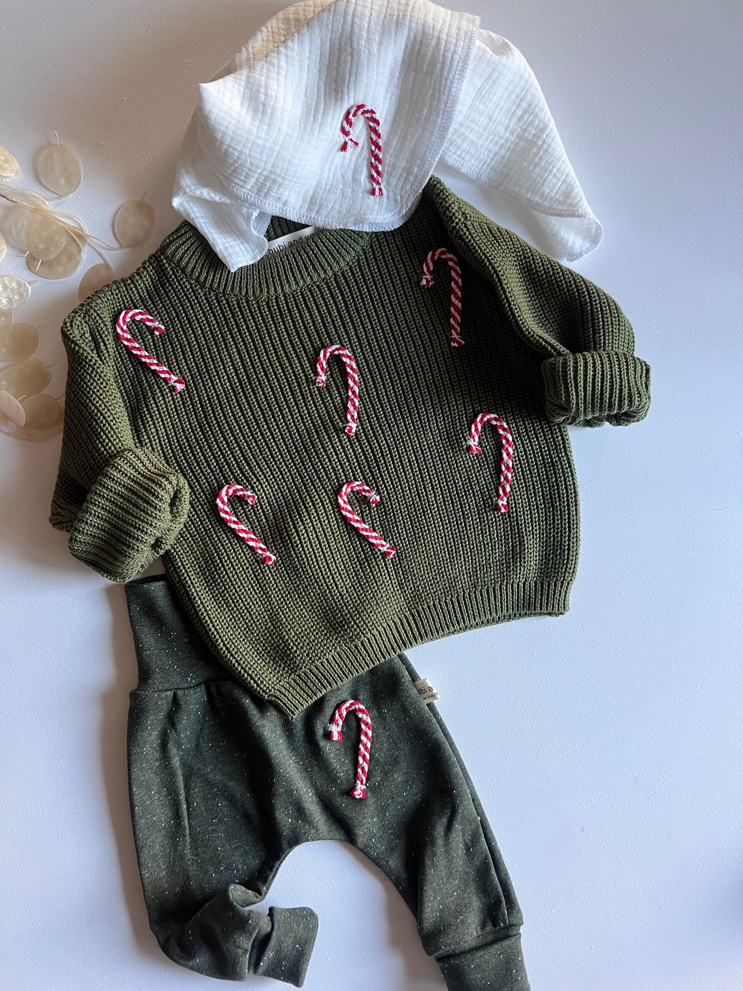 Weihnachts Kollektion - Strickpullover waldgrün mit Zuckerstangen