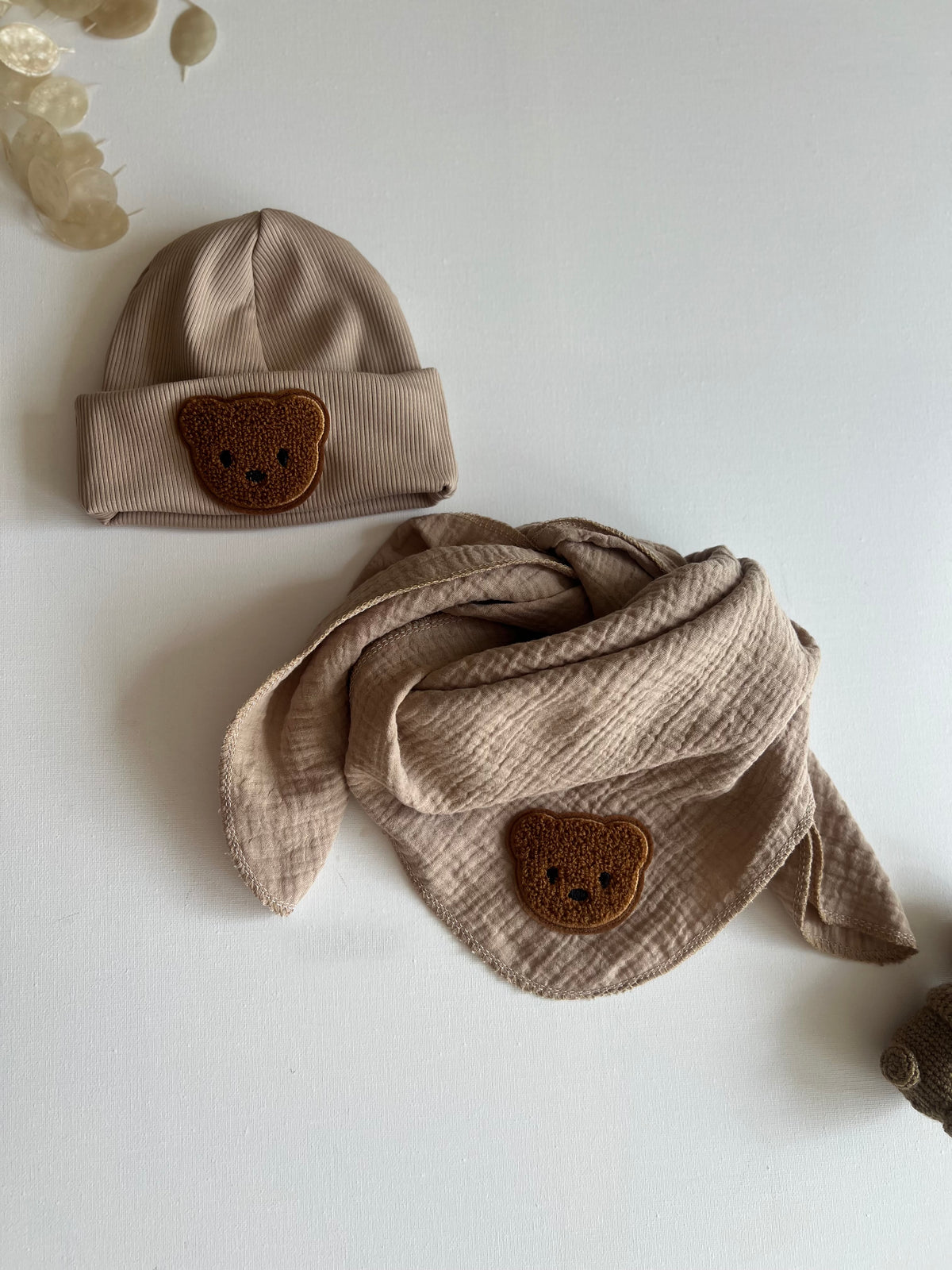 Bärchen Accessoires – Dunkelbeige | Beanie & Musselintuch