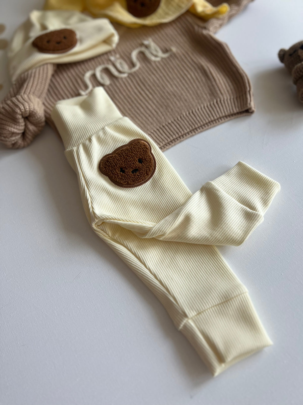 Buttergelbe Kinderhose aus Ripp mit Mitwachsbündchen und Bärchen-Patch