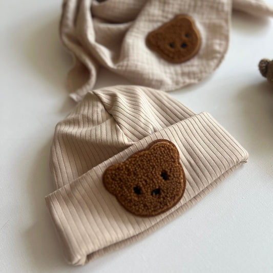 Beanie aus Breitripp und Musselintuch in Hellbeige mit Bärchen-Patch