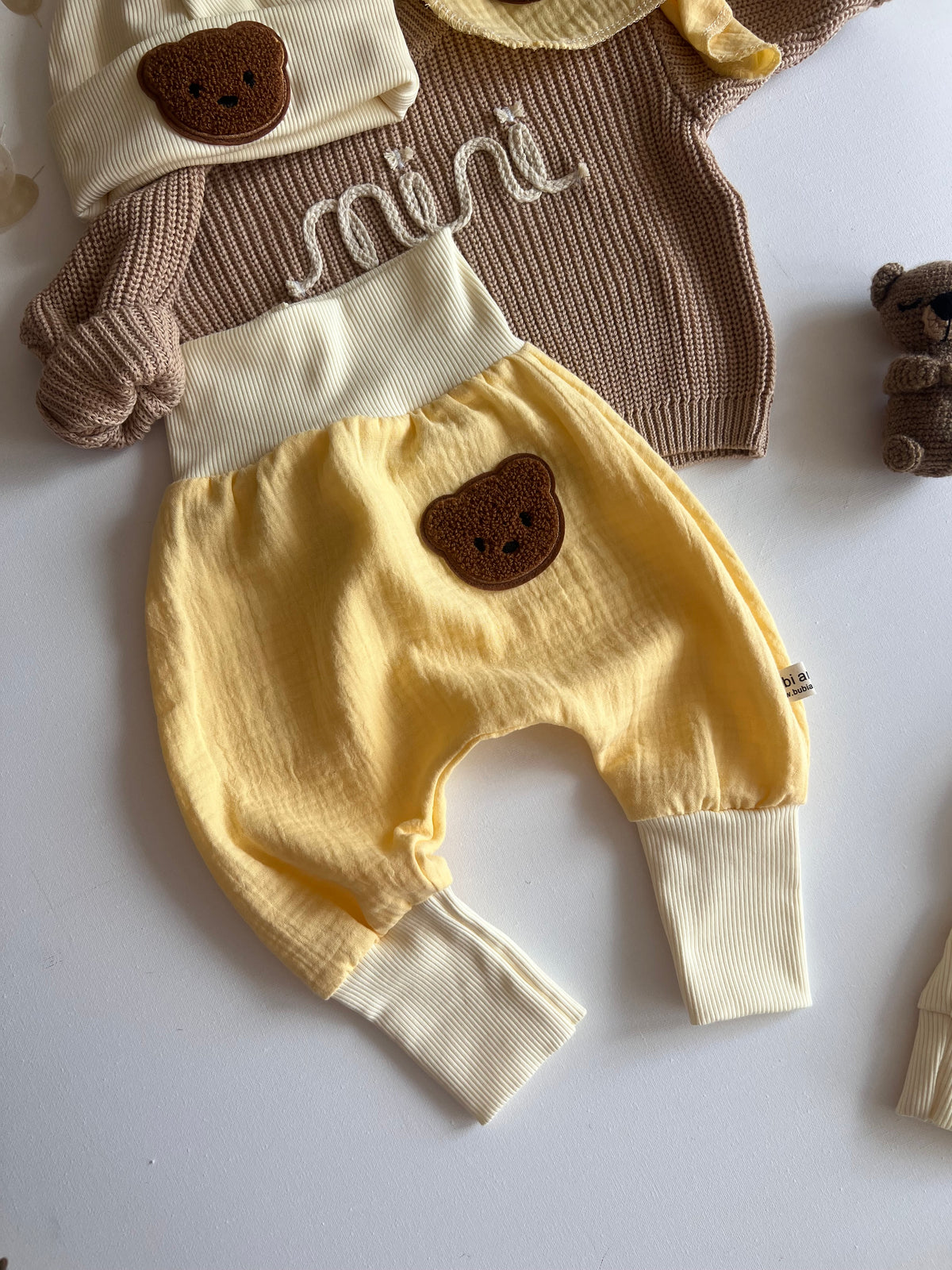 Mitwachsende Musselin Hose in Gelb mit Bärchen-Patch und Butter Yellow Bündchen