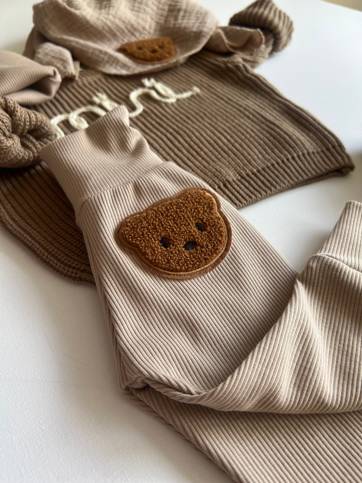 Dunkelbeige Kinderhose mit Mitwachsbündchen und Bärchen-Patch