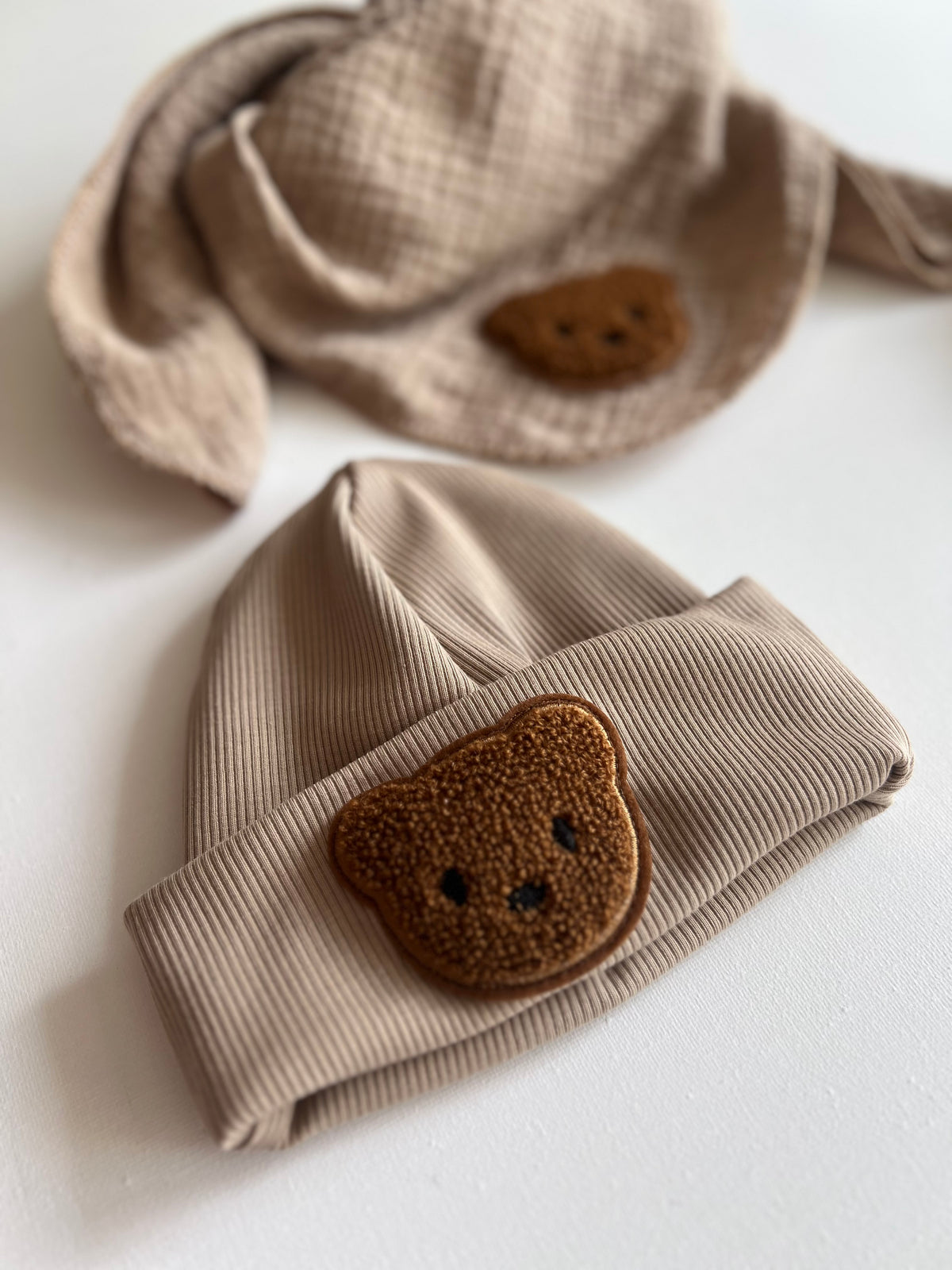 Bärchen Accessoires – Dunkelbeige | Beanie & Musselintuch