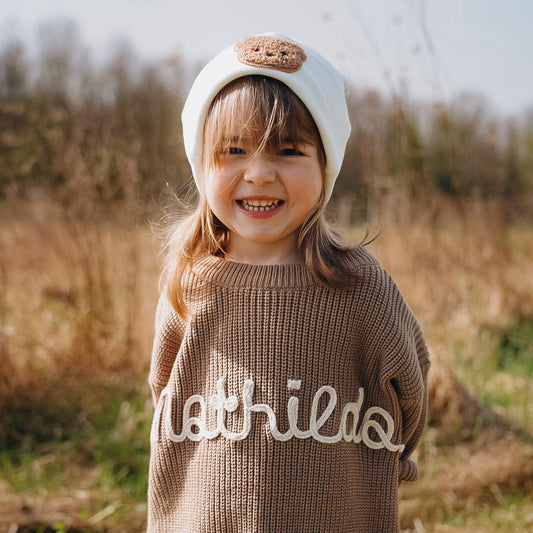 Personalisierter Strickpullover mit Namen in Taupe – getragen von Kind