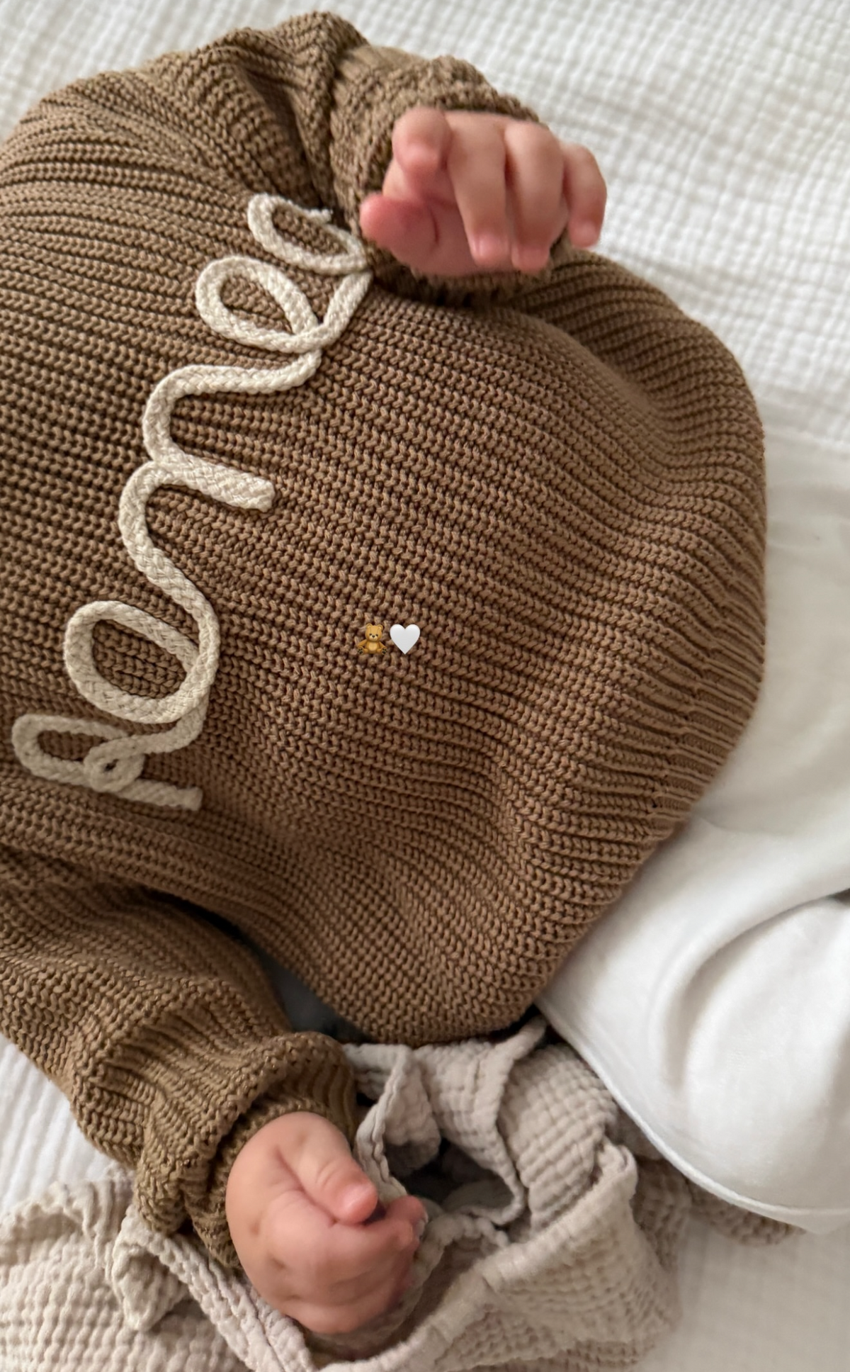 Personalisierter Strickpullover in Taupe mit Namensstickerei – Detailansicht