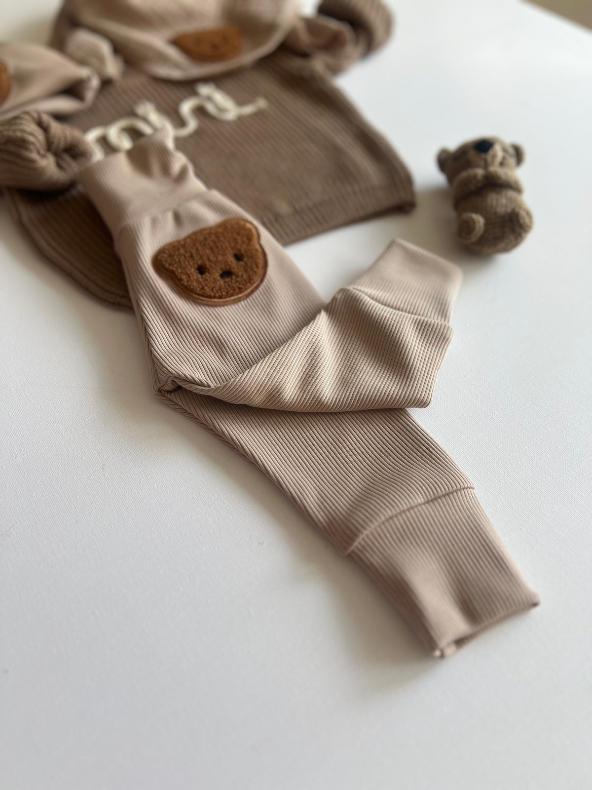 Mitwachsende Bärchen Hose in Dunkelbeige mit Bärchen-Patch