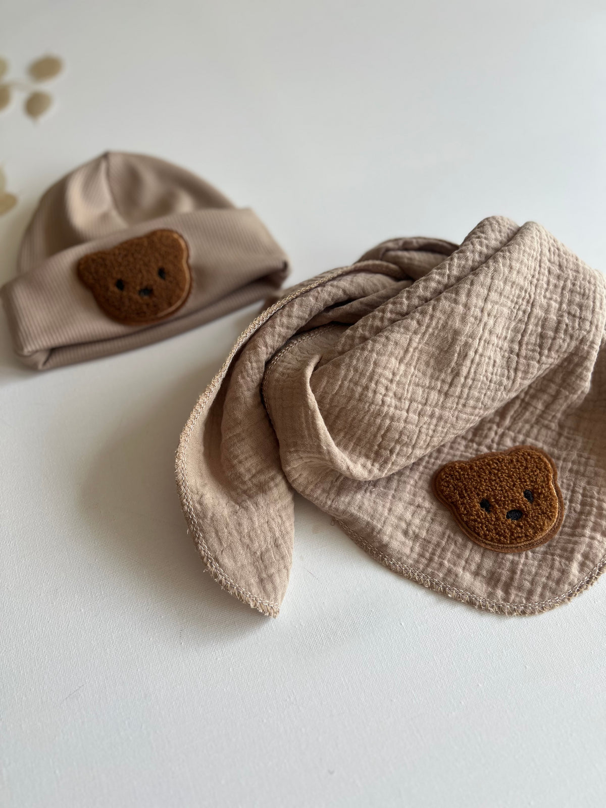 Bärchen Accessoires – Dunkelbeige | Beanie & Musselintuch