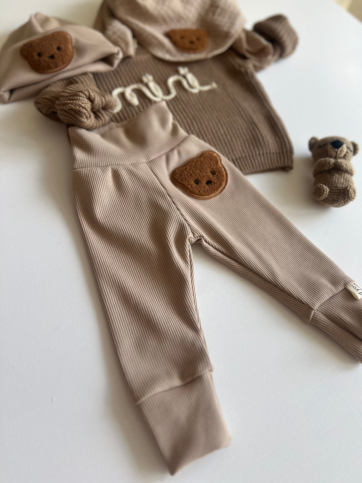 Mitwachsende Hose in Dunkelbeige aus Baumwolle mit Bärchen-Patch