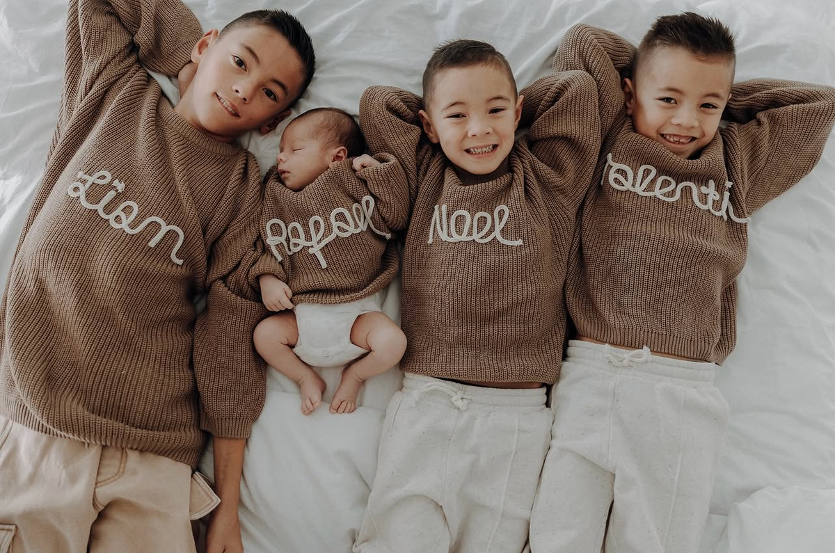 Personalisierte Strickpullover mit Namen in Taupe für Babys und Kinder