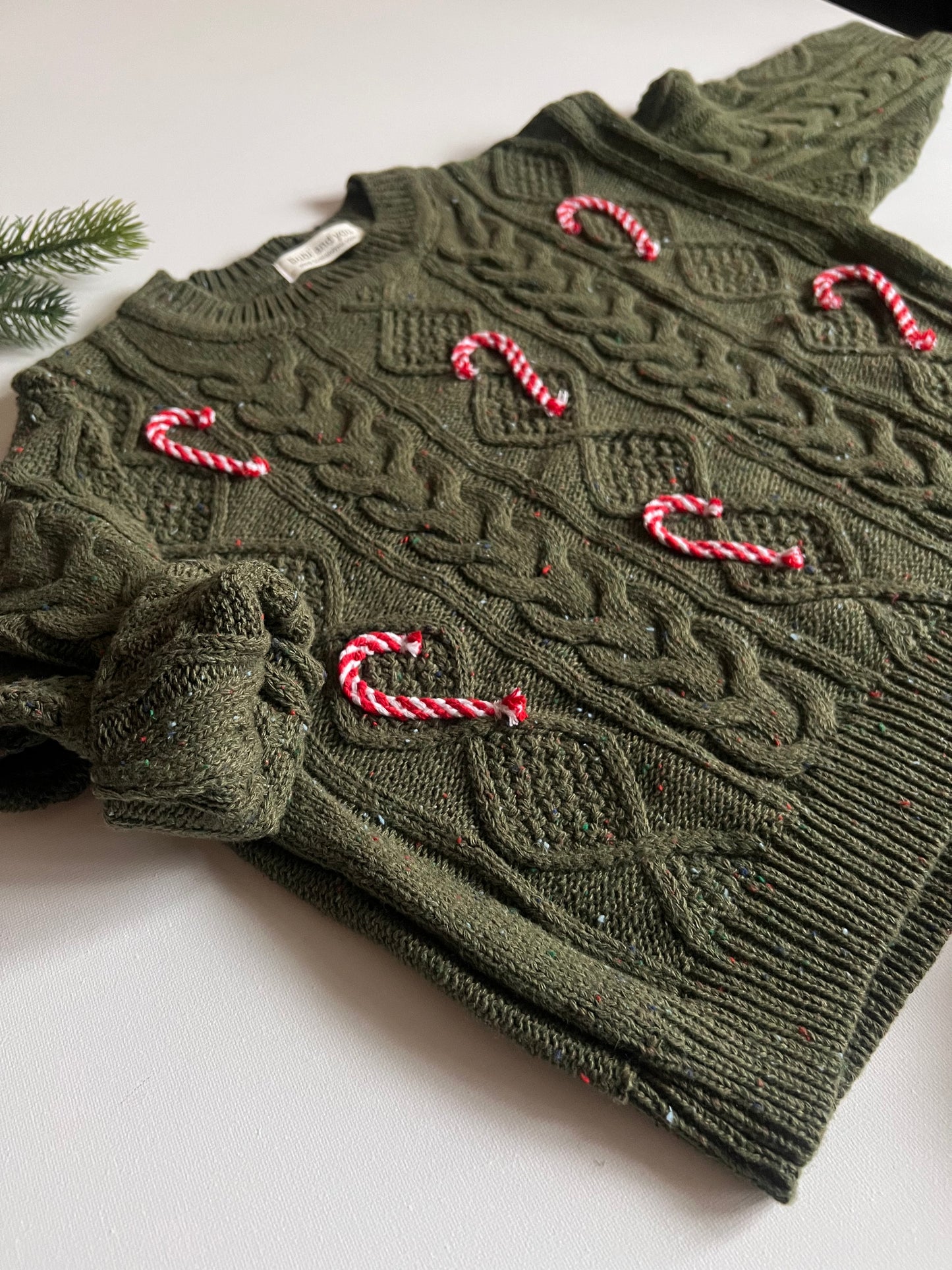 Weihnachts Kollektion - Strickpullover Zopfmuster waldgrün mit Zuckerstangen