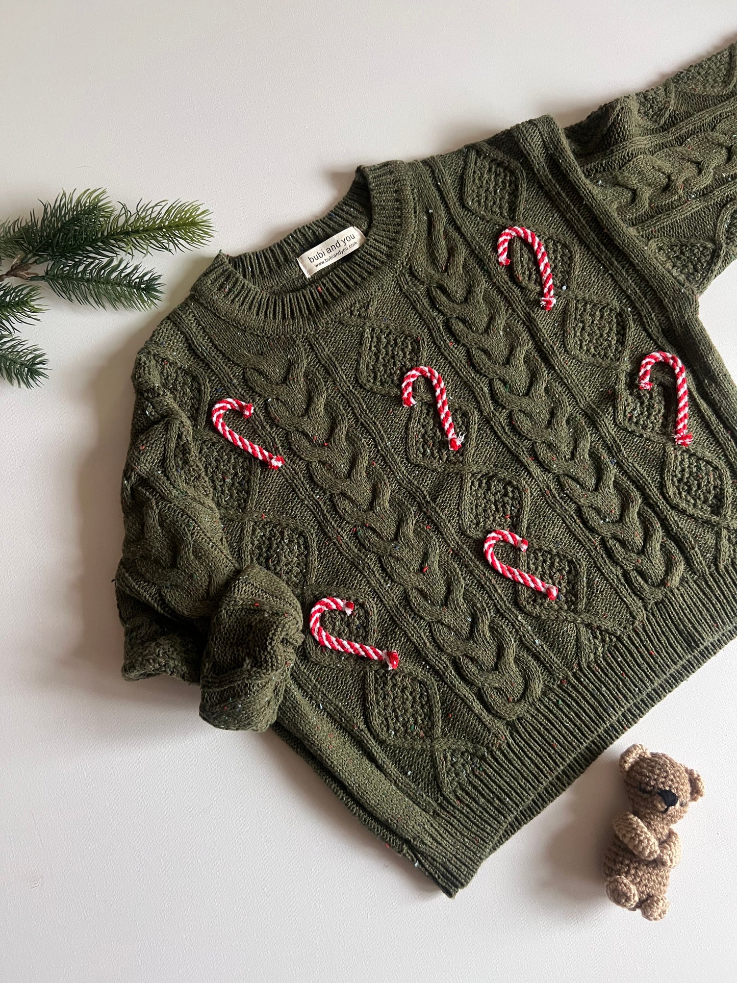 Weihnachts Kollektion - Strickpullover Zopfmuster waldgrün mit Zuckerstangen