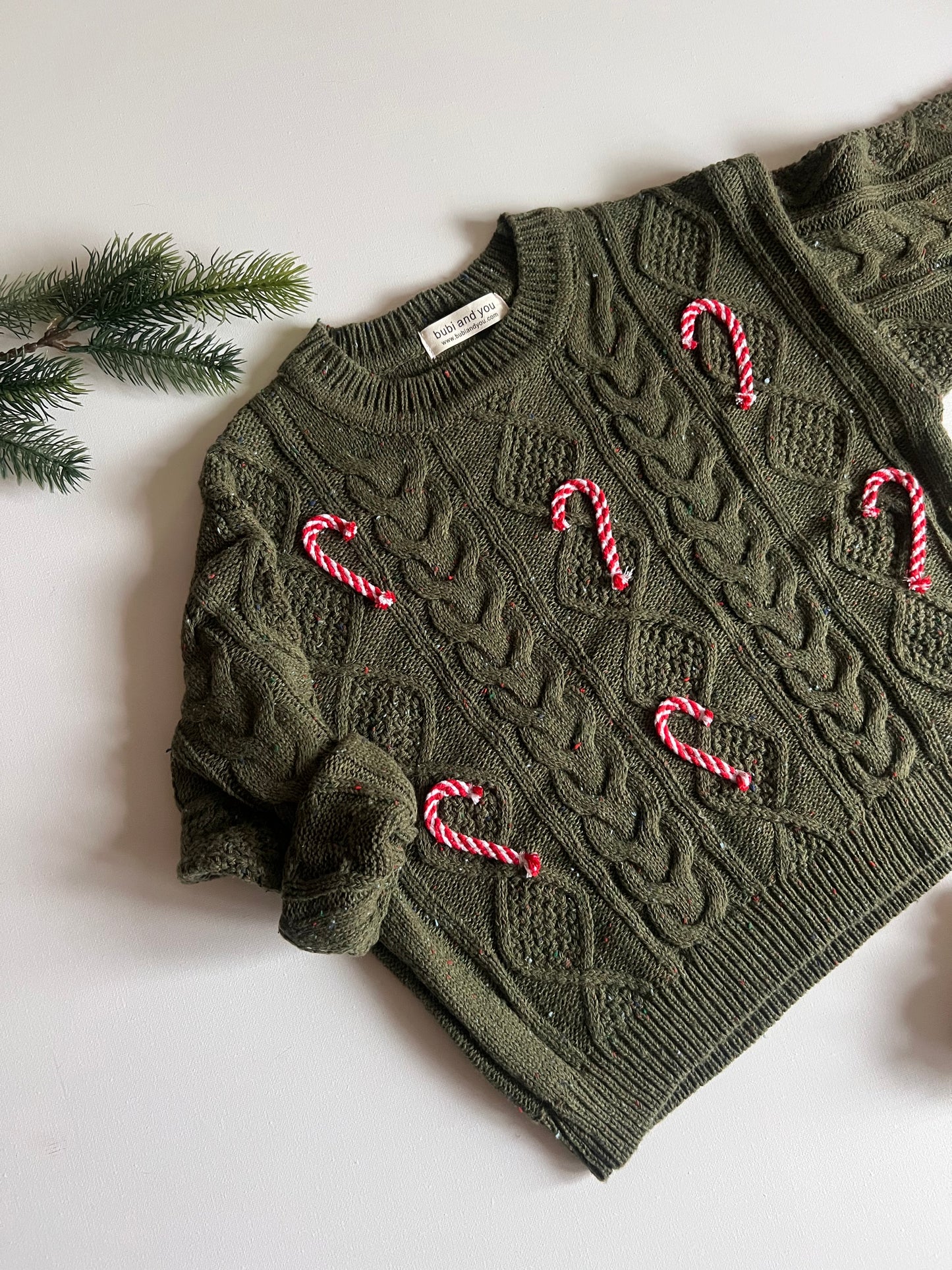 Weihnachts Kollektion - Strickpullover Zopfmuster waldgrün mit Zuckerstangen