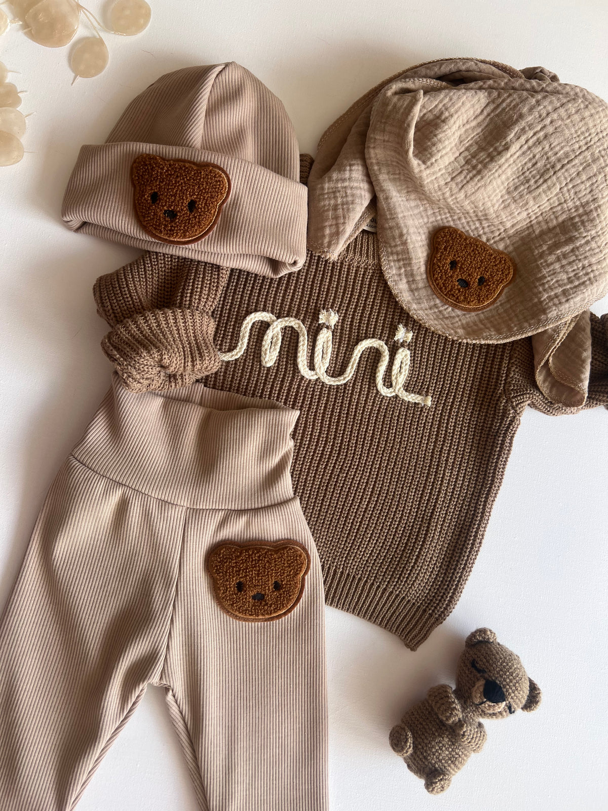 Bärchen Outfit in Dunkelbeige mit mitwachsender Hose und passendem Strickpullover