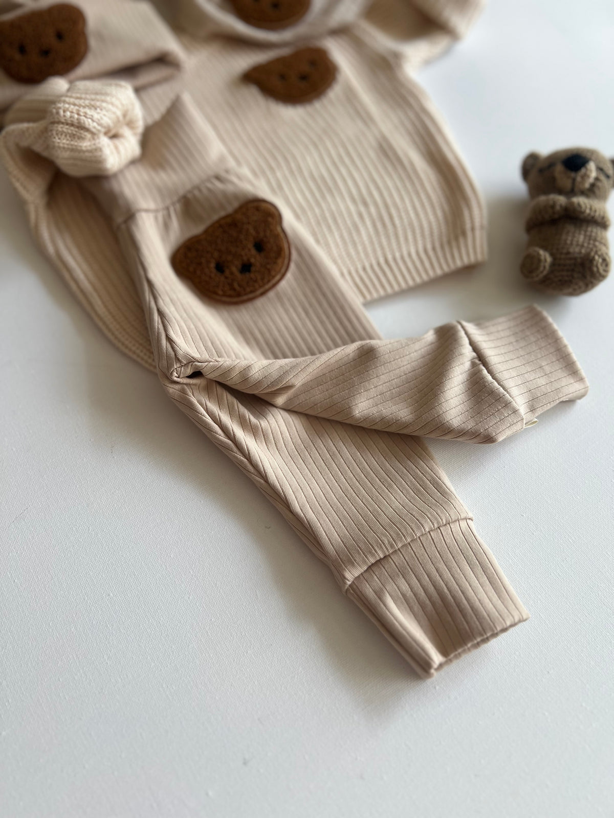 Mitwachsende Breitripp Hose in Hellbeige mit Bärchen-Patch
