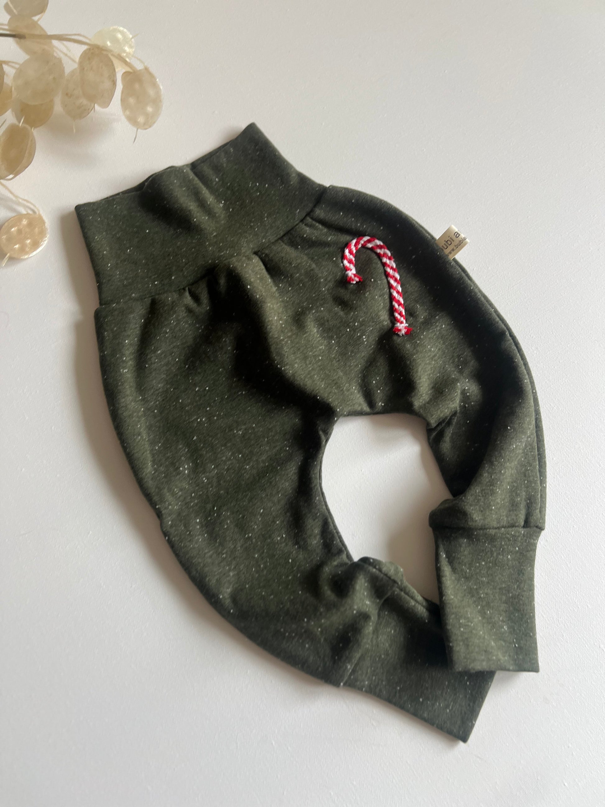 Grüne Kinder Mitwachshose mit Konfetti-Sprenkeln und Zuckerstange für Weihnachten